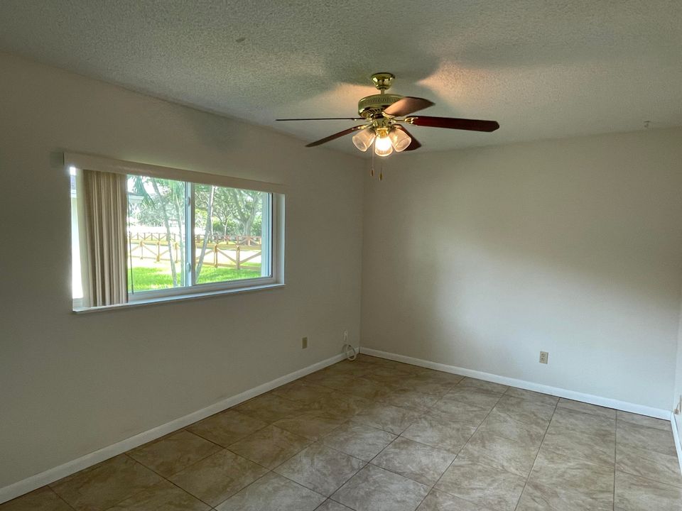 合同活跃: $410,000 (3 贝兹, 2 浴室, 1317 平方英尺)