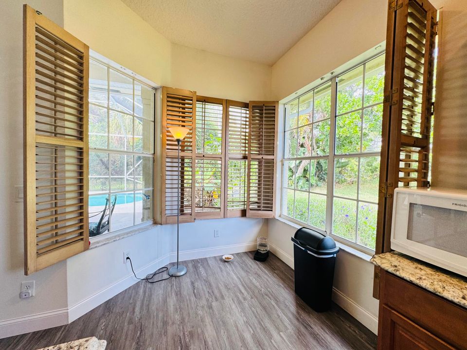 Под контрактом: $294,900 (2 спален, 3 ванн, 1732 Квадратных фут)