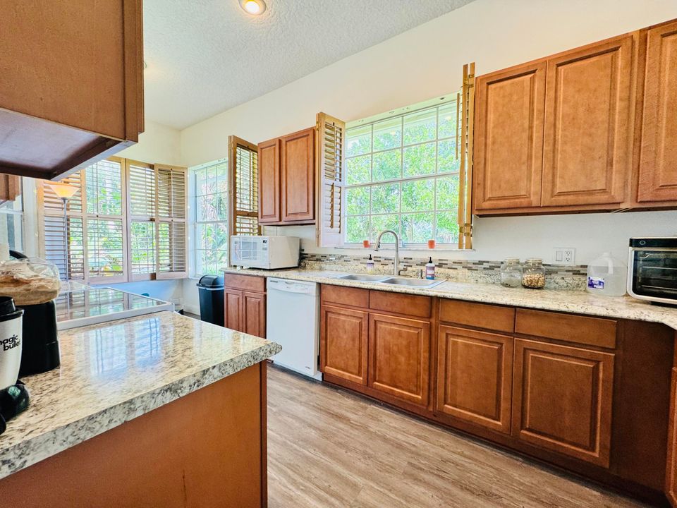 Под контрактом: $294,900 (2 спален, 3 ванн, 1732 Квадратных фут)