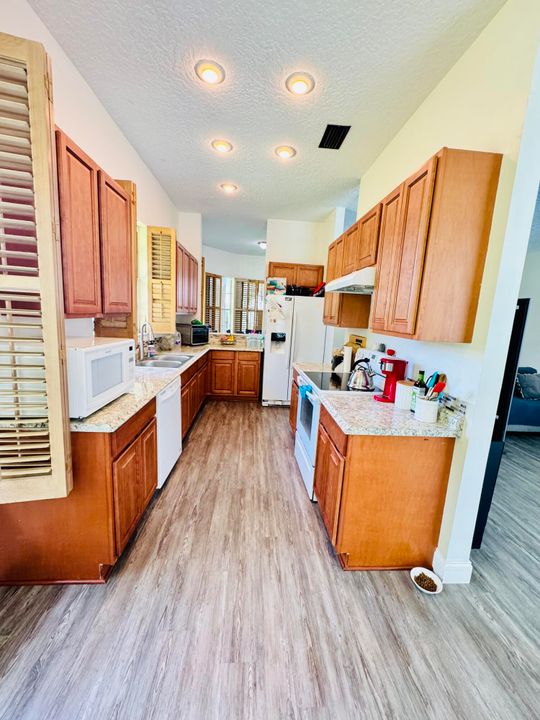 Под контрактом: $294,900 (2 спален, 3 ванн, 1732 Квадратных фут)