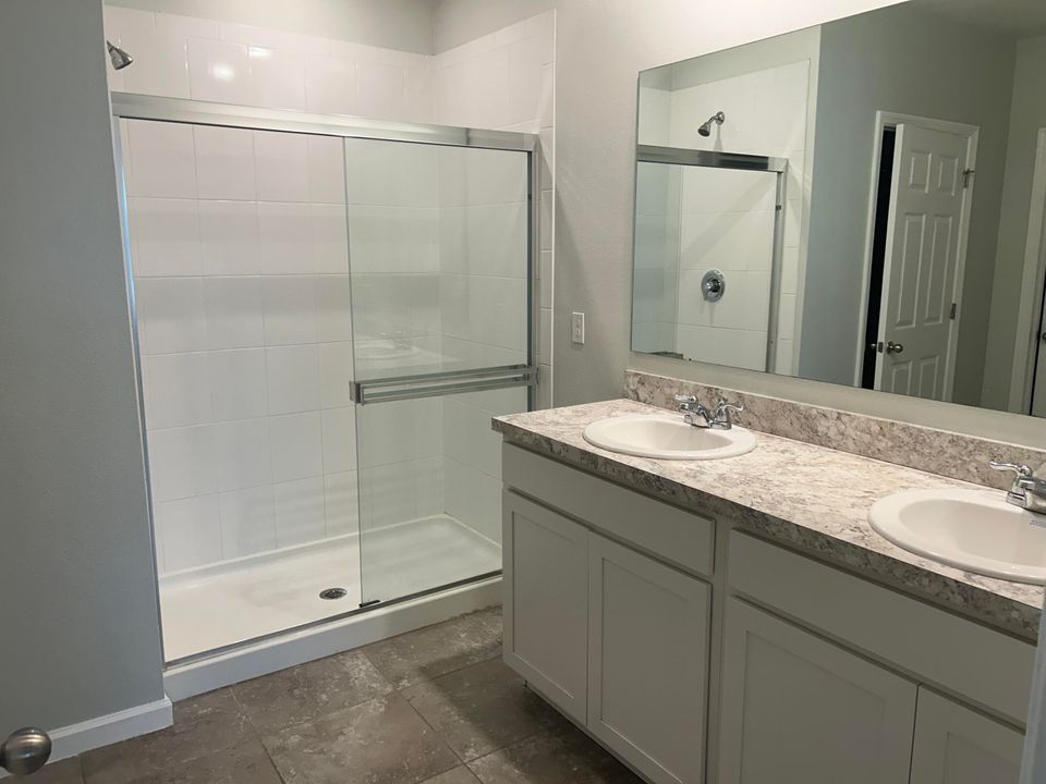 Activo con contrato: $2,400 (4 camas, 2 baños, 1916 Pies cuadrados)