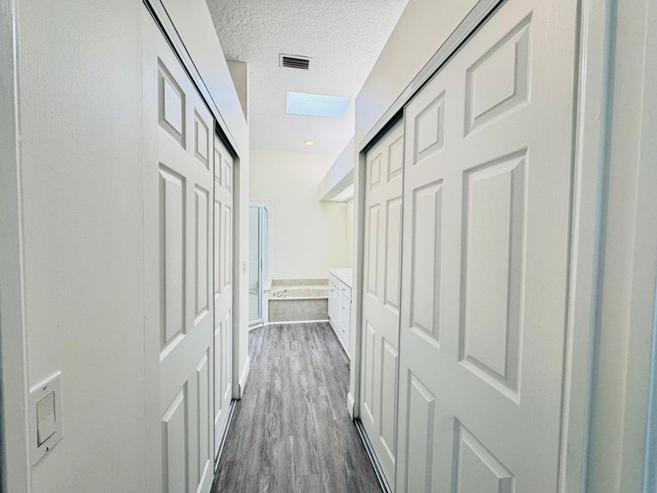 Под контрактом: $294,900 (2 спален, 3 ванн, 1732 Квадратных фут)