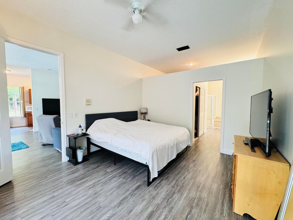 Под контрактом: $294,900 (2 спален, 3 ванн, 1732 Квадратных фут)