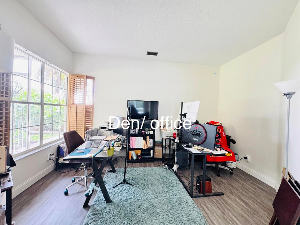 Под контрактом: $294,900 (2 спален, 3 ванн, 1732 Квадратных фут)