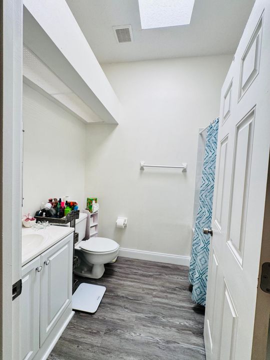 Под контрактом: $294,900 (2 спален, 3 ванн, 1732 Квадратных фут)