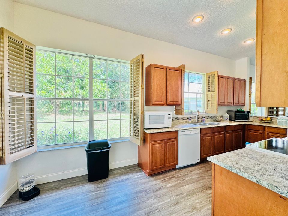 Под контрактом: $294,900 (2 спален, 3 ванн, 1732 Квадратных фут)