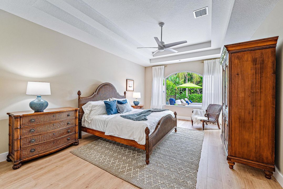 Под контрактом: $1,295,000 (3 спален, 3 ванн, 3072 Квадратных фут)