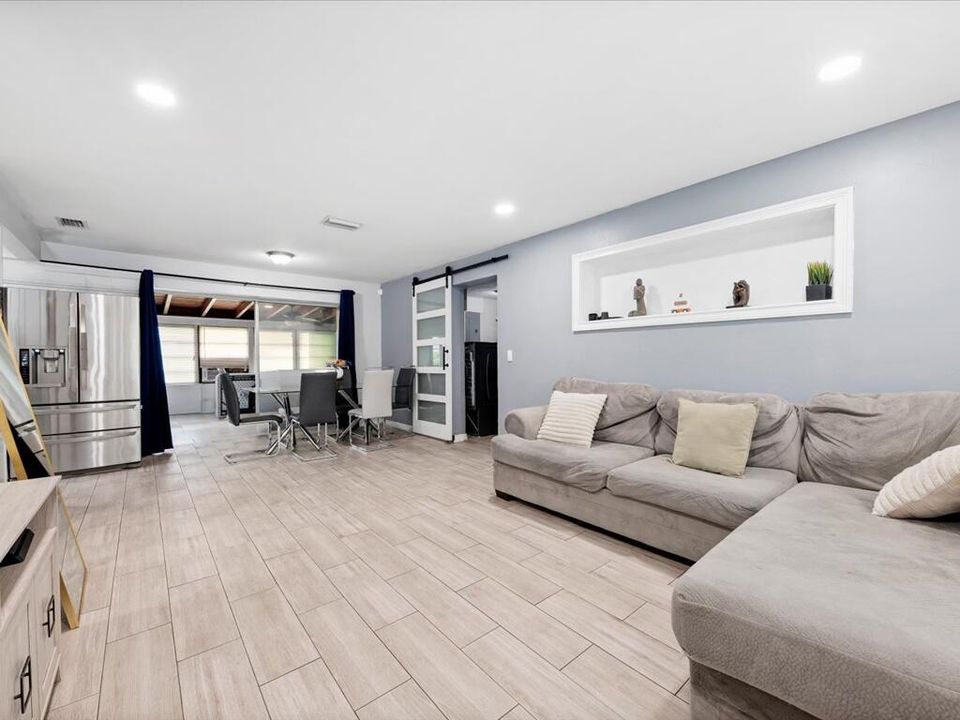 合同活跃: $375,000 (4 贝兹, 2 浴室, 1445 平方英尺)