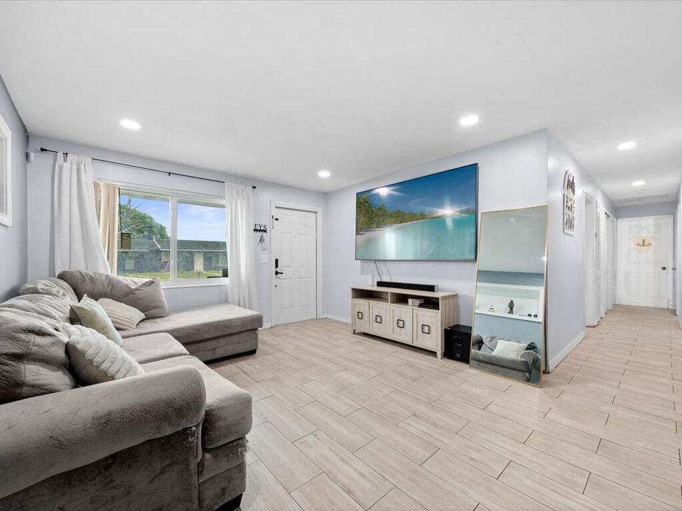 合同活跃: $375,000 (4 贝兹, 2 浴室, 1445 平方英尺)