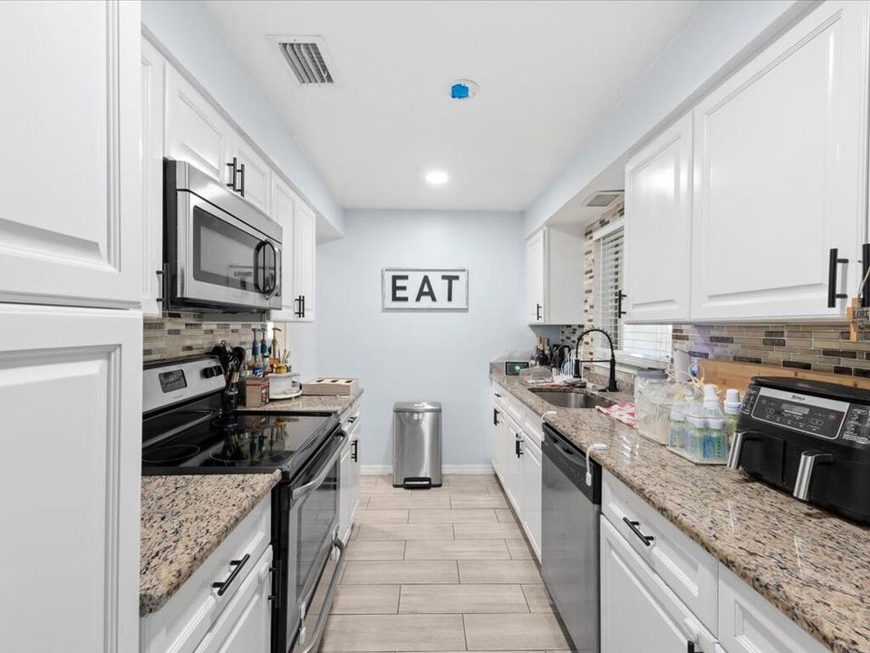 合同活跃: $375,000 (4 贝兹, 2 浴室, 1445 平方英尺)