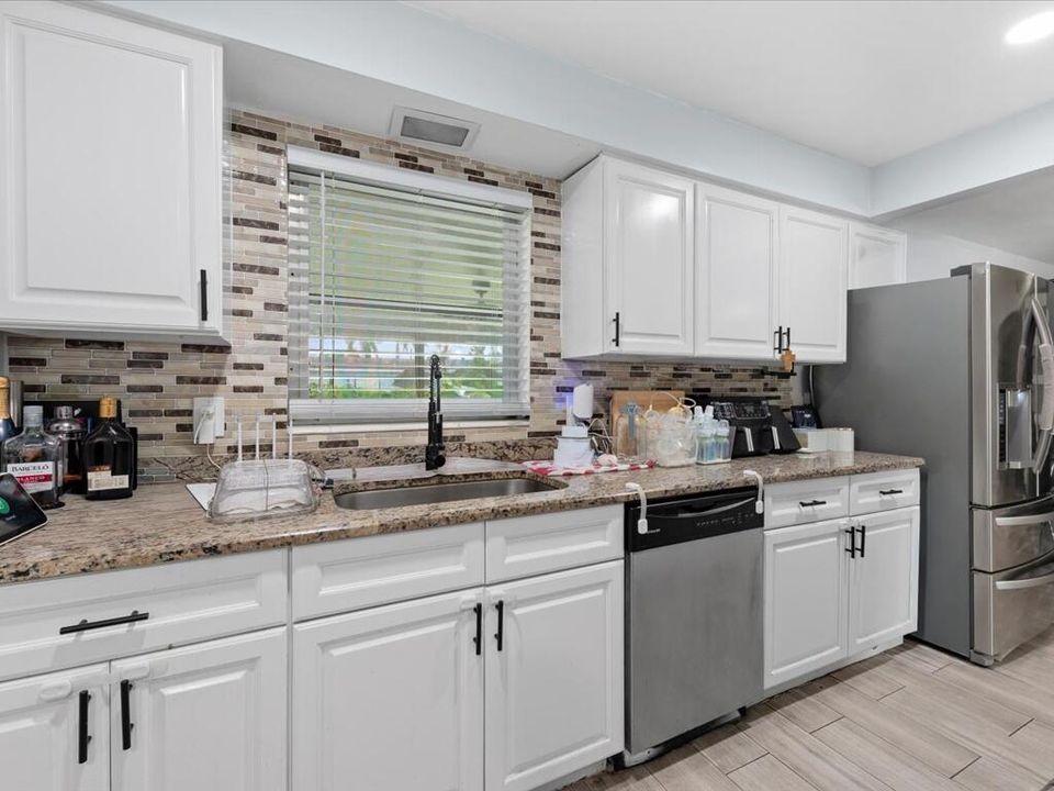 合同活跃: $375,000 (4 贝兹, 2 浴室, 1445 平方英尺)