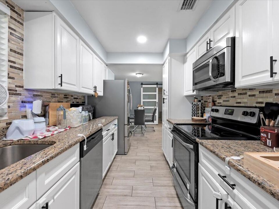 合同活跃: $375,000 (4 贝兹, 2 浴室, 1445 平方英尺)