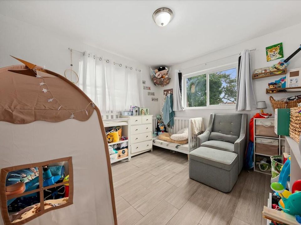 合同活跃: $375,000 (4 贝兹, 2 浴室, 1445 平方英尺)