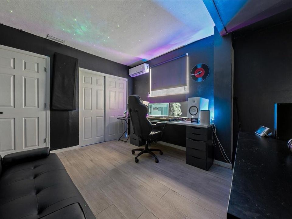 合同活跃: $375,000 (4 贝兹, 2 浴室, 1445 平方英尺)