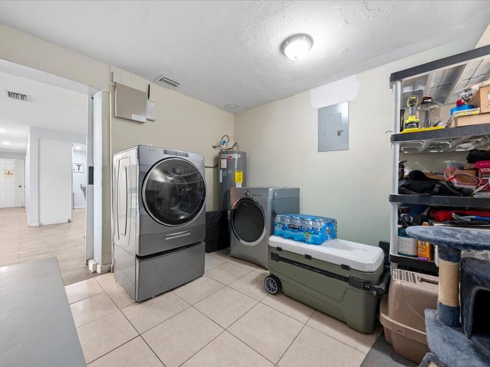 合同活跃: $375,000 (4 贝兹, 2 浴室, 1445 平方英尺)