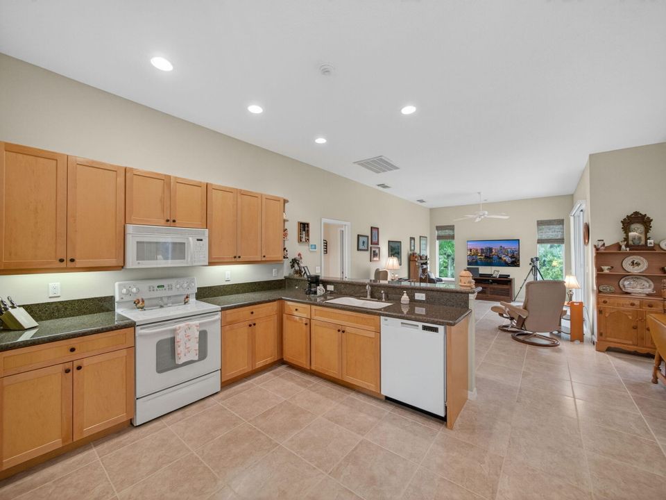 合同活跃: $600,000 (3 贝兹, 2 浴室, 1901 平方英尺)