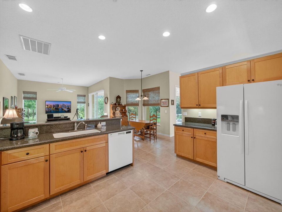 合同活跃: $600,000 (3 贝兹, 2 浴室, 1901 平方英尺)