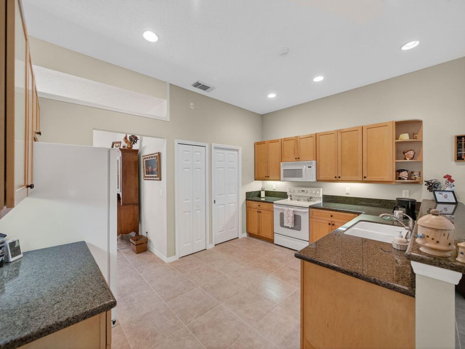 合同活跃: $600,000 (3 贝兹, 2 浴室, 1901 平方英尺)