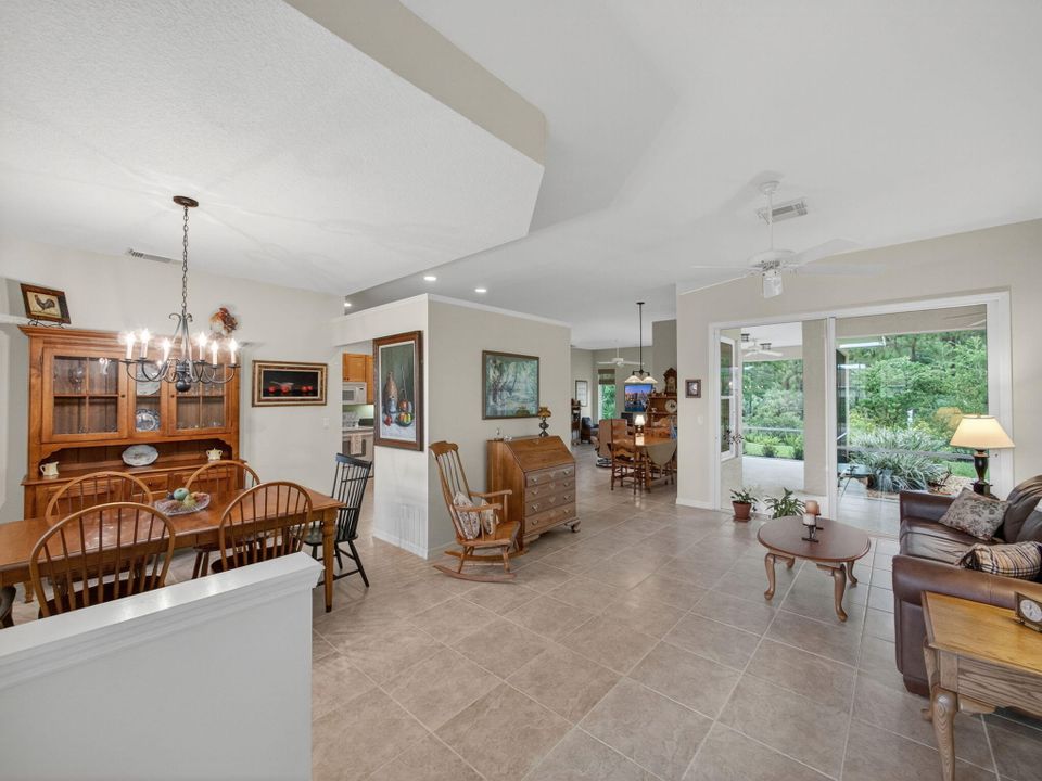 合同活跃: $600,000 (3 贝兹, 2 浴室, 1901 平方英尺)