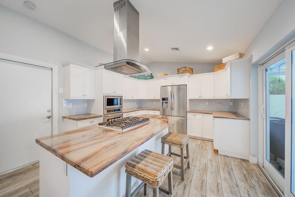 合同活跃: $624,500 (3 贝兹, 2 浴室, 1310 平方英尺)