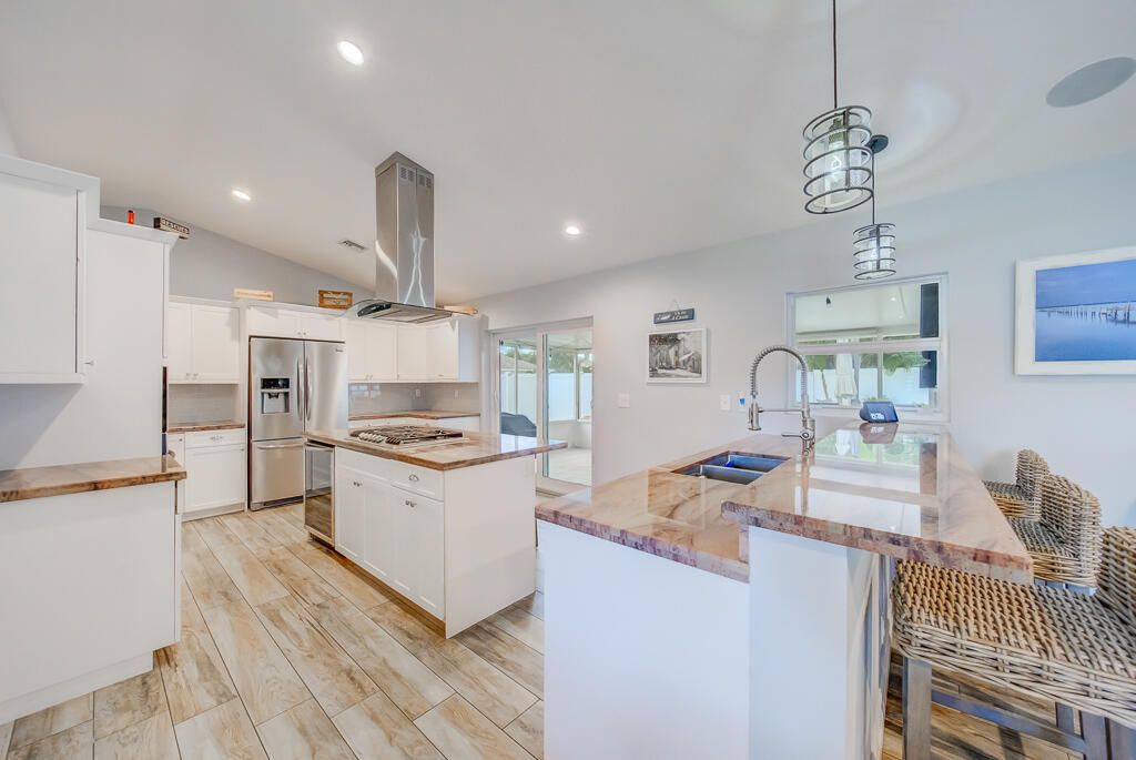 合同活跃: $624,500 (3 贝兹, 2 浴室, 1310 平方英尺)