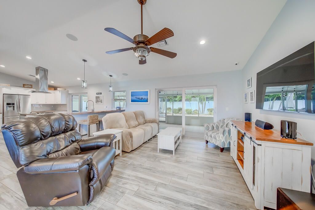 合同活跃: $624,500 (3 贝兹, 2 浴室, 1310 平方英尺)