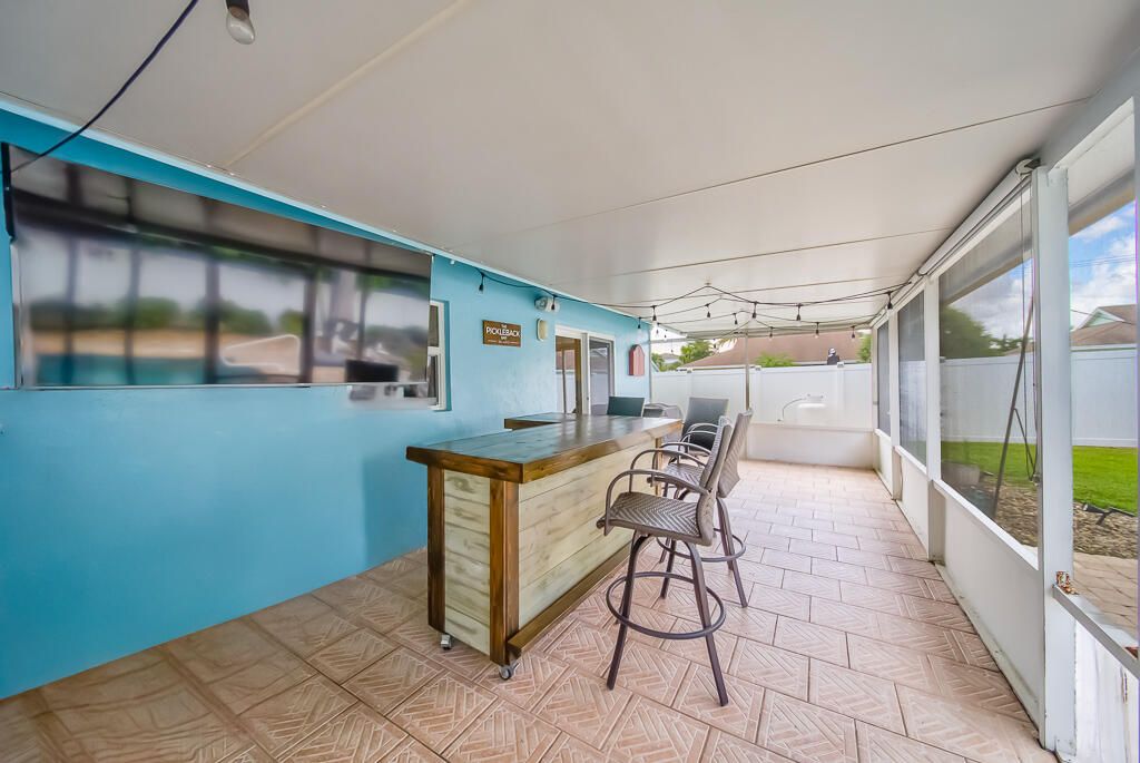 合同活跃: $624,500 (3 贝兹, 2 浴室, 1310 平方英尺)