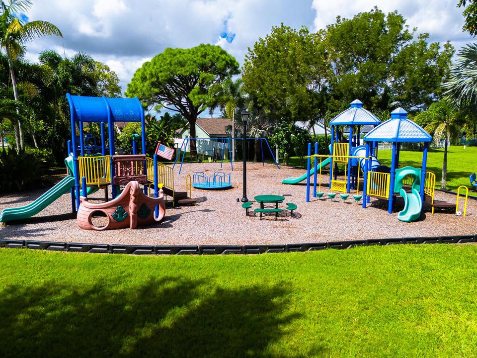 合同活跃: $624,500 (3 贝兹, 2 浴室, 1310 平方英尺)