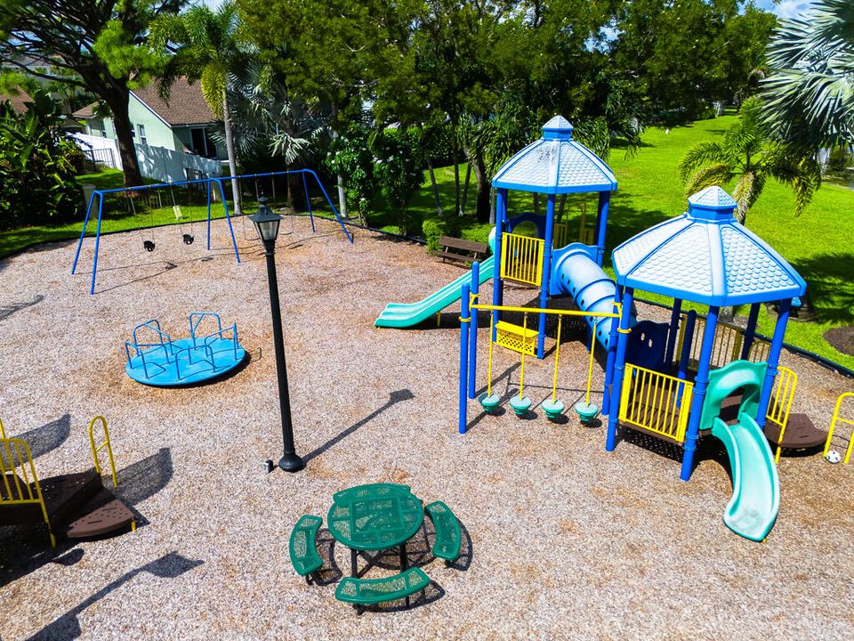 合同活跃: $624,500 (3 贝兹, 2 浴室, 1310 平方英尺)