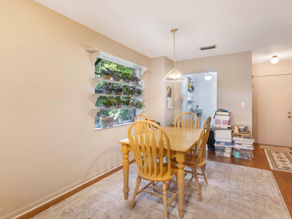 Active With Contract: $120,000 (2 beds, 2 baths, 981 Square Feet)