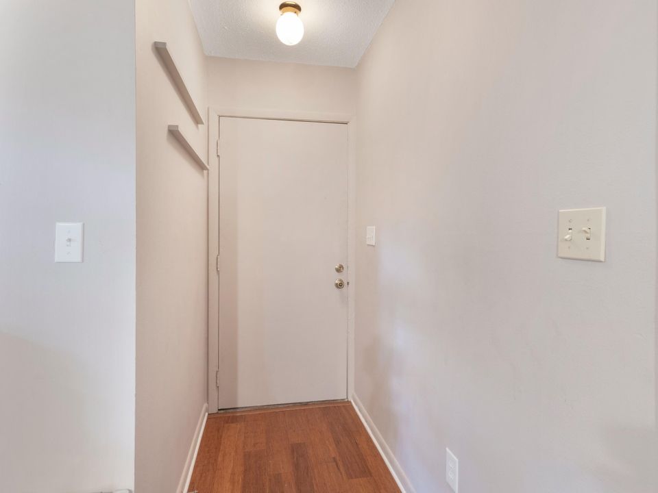 Active With Contract: $120,000 (2 beds, 2 baths, 981 Square Feet)