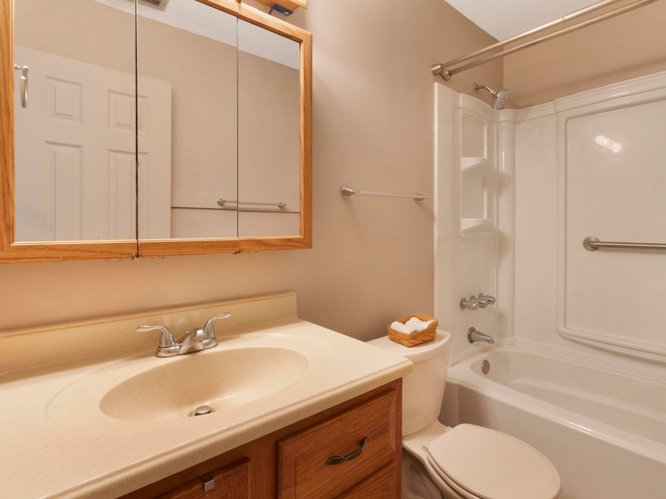 Active With Contract: $120,000 (2 beds, 2 baths, 981 Square Feet)