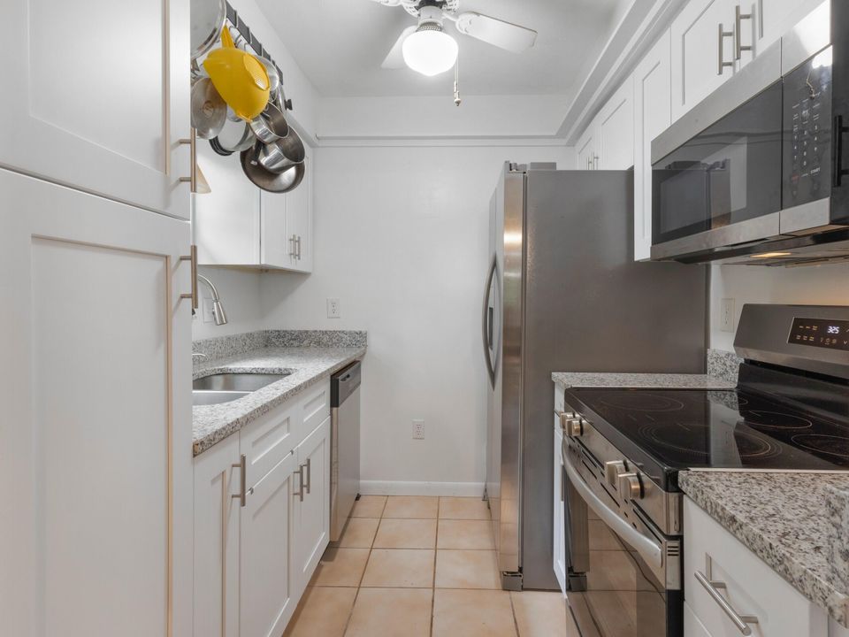 Active With Contract: $120,000 (2 beds, 2 baths, 981 Square Feet)