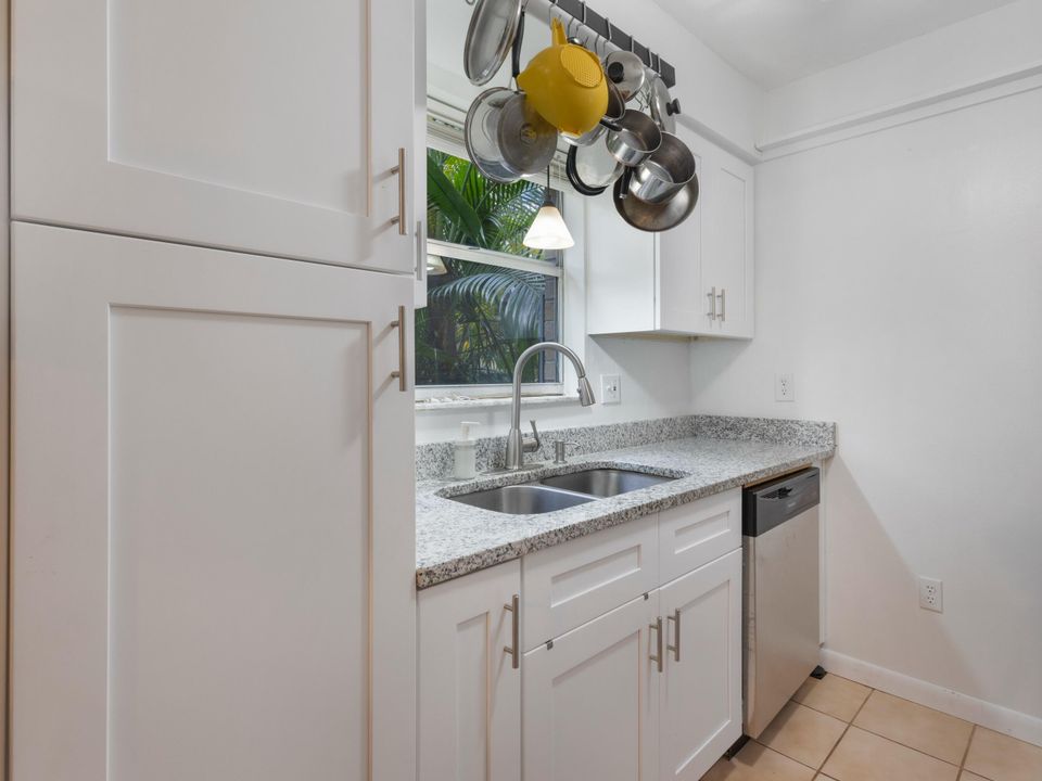 Active With Contract: $120,000 (2 beds, 2 baths, 981 Square Feet)