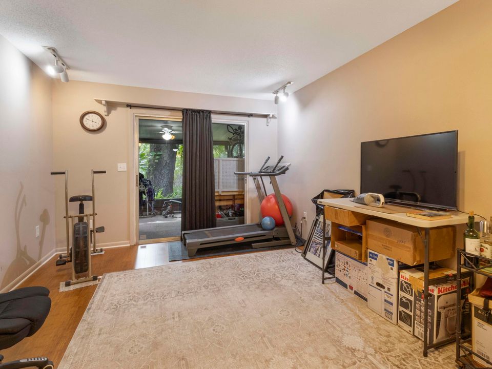 Active With Contract: $120,000 (2 beds, 2 baths, 981 Square Feet)