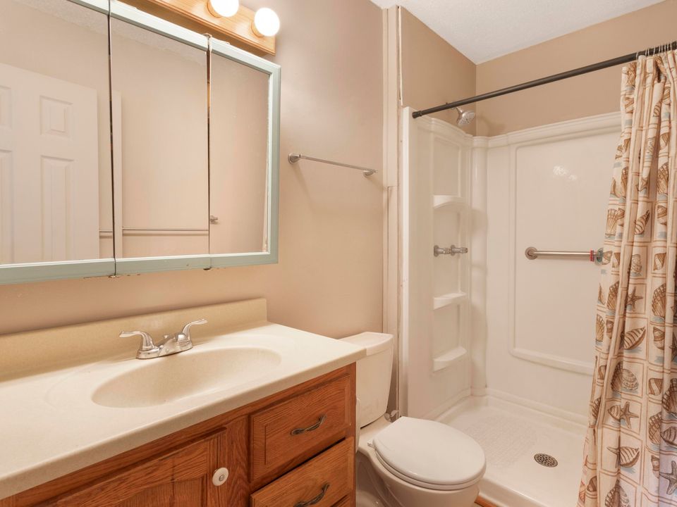 Active With Contract: $120,000 (2 beds, 2 baths, 981 Square Feet)