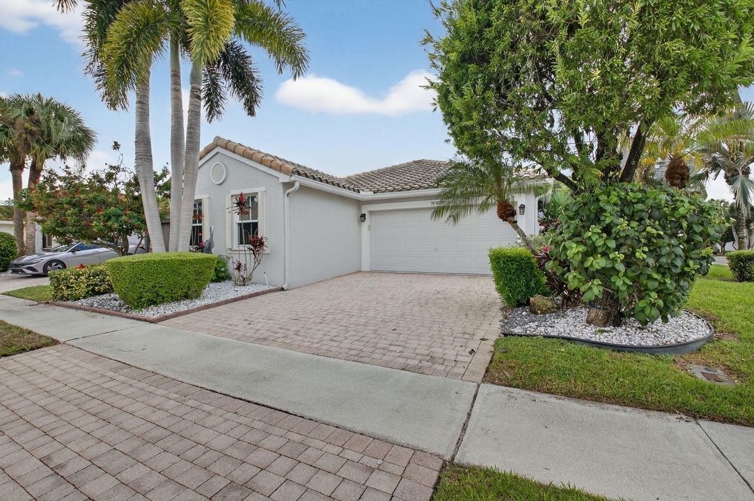 合同活跃: $4,750 (2 贝兹, 2 浴室, 1585 平方英尺)