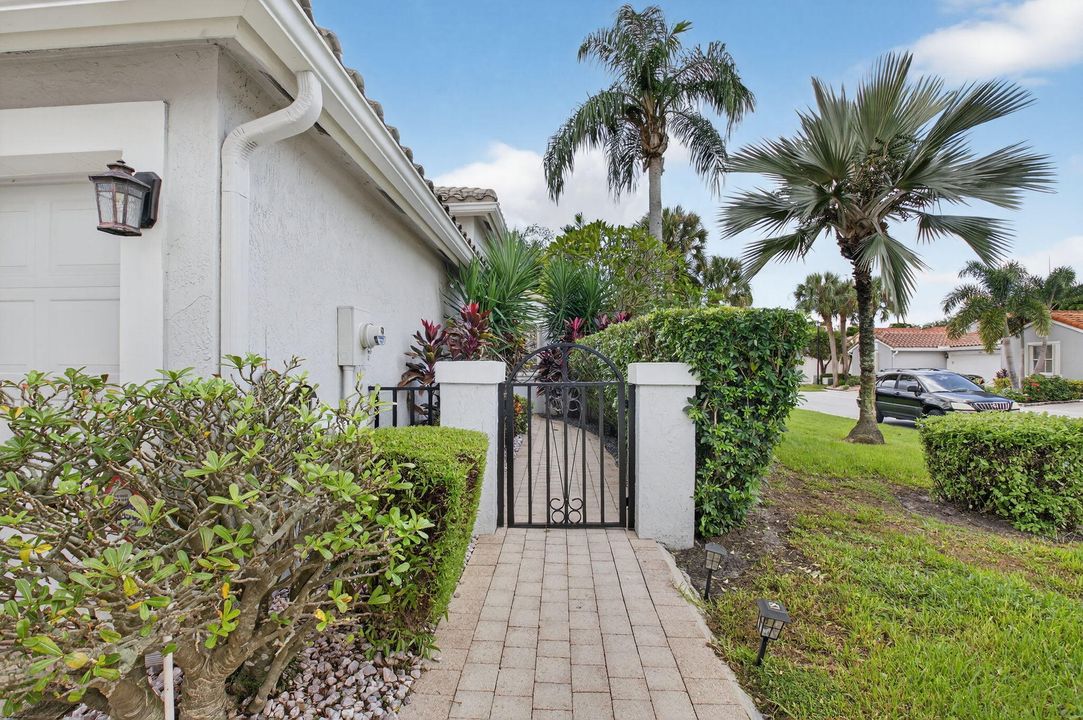 合同活跃: $4,750 (2 贝兹, 2 浴室, 1585 平方英尺)