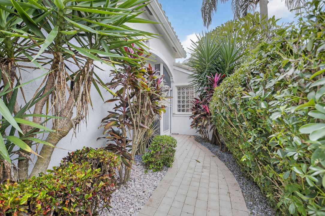 合同活跃: $4,750 (2 贝兹, 2 浴室, 1585 平方英尺)