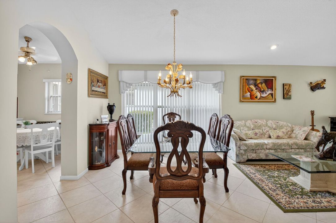 合同活跃: $4,750 (2 贝兹, 2 浴室, 1585 平方英尺)