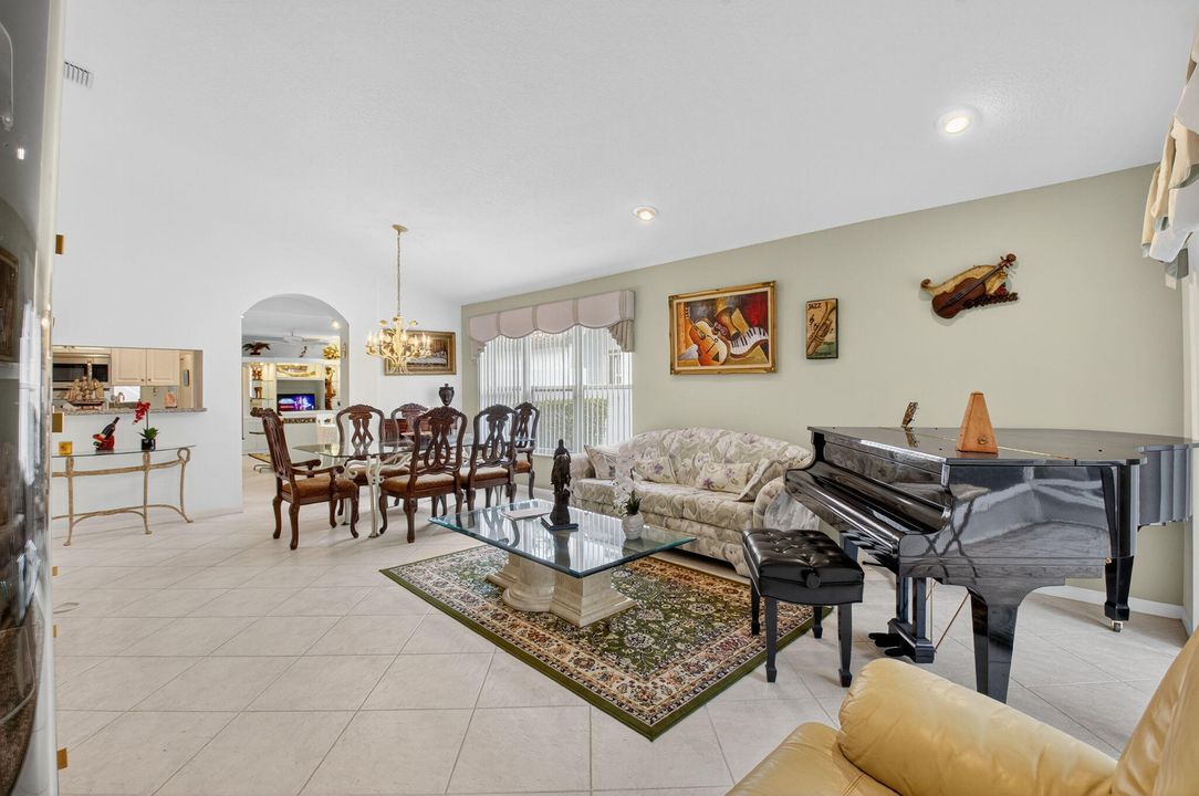 合同活跃: $4,750 (2 贝兹, 2 浴室, 1585 平方英尺)