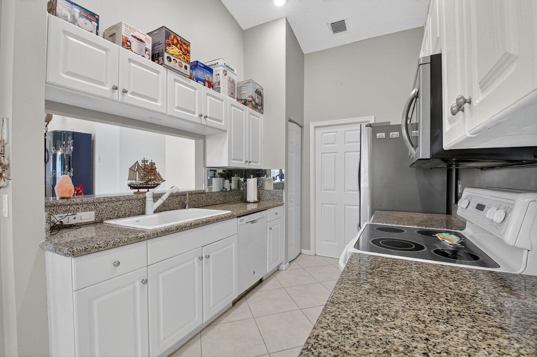 合同活跃: $4,750 (2 贝兹, 2 浴室, 1585 平方英尺)