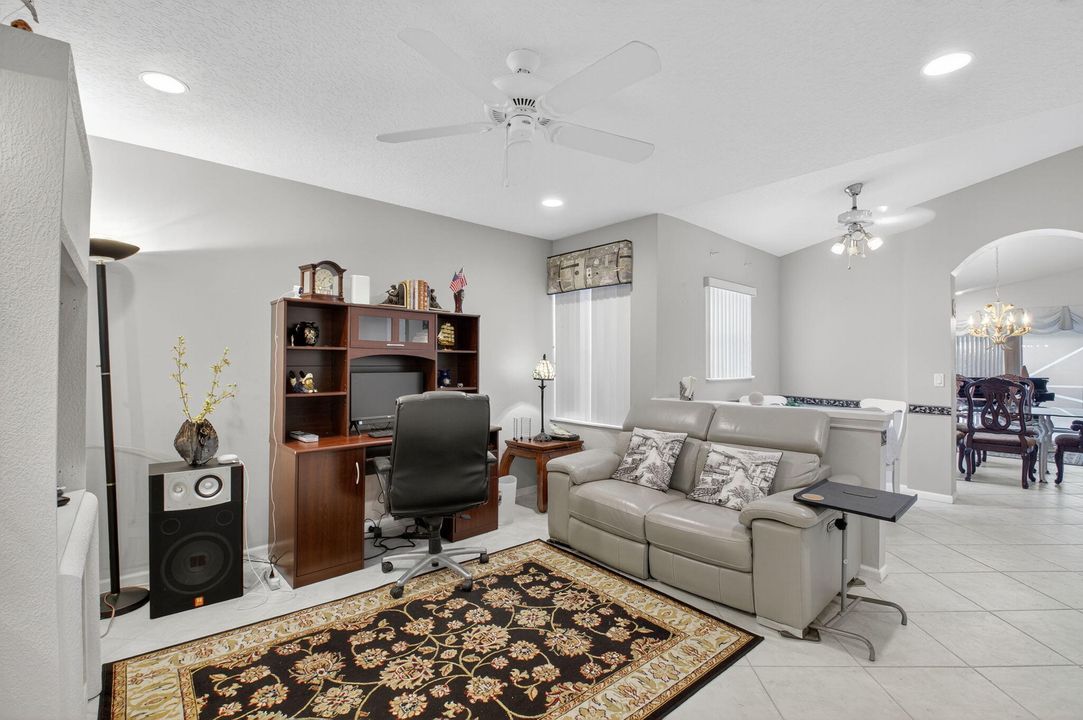 合同活跃: $4,750 (2 贝兹, 2 浴室, 1585 平方英尺)