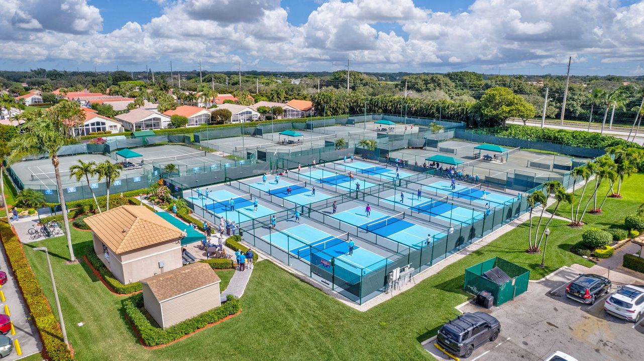 合同活跃: $4,750 (2 贝兹, 2 浴室, 1585 平方英尺)