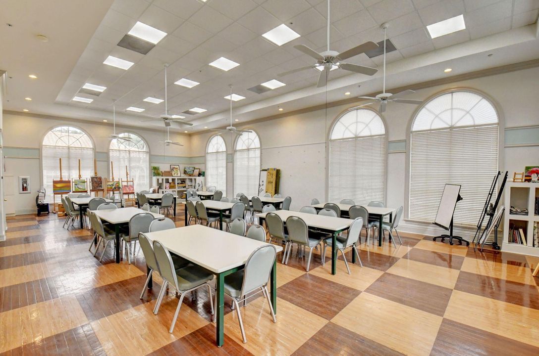 合同活跃: $4,750 (2 贝兹, 2 浴室, 1585 平方英尺)