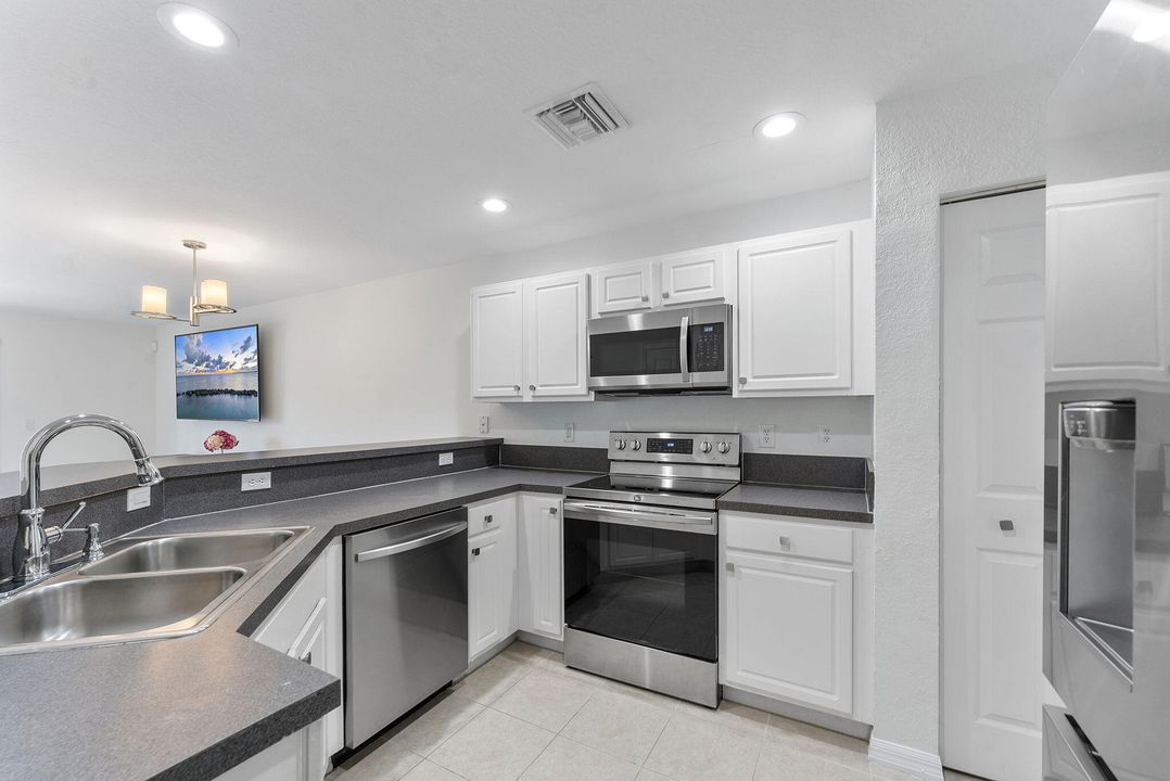 For Rent: $2,900 (2 beds, 2 baths, 1283 Square Feet)