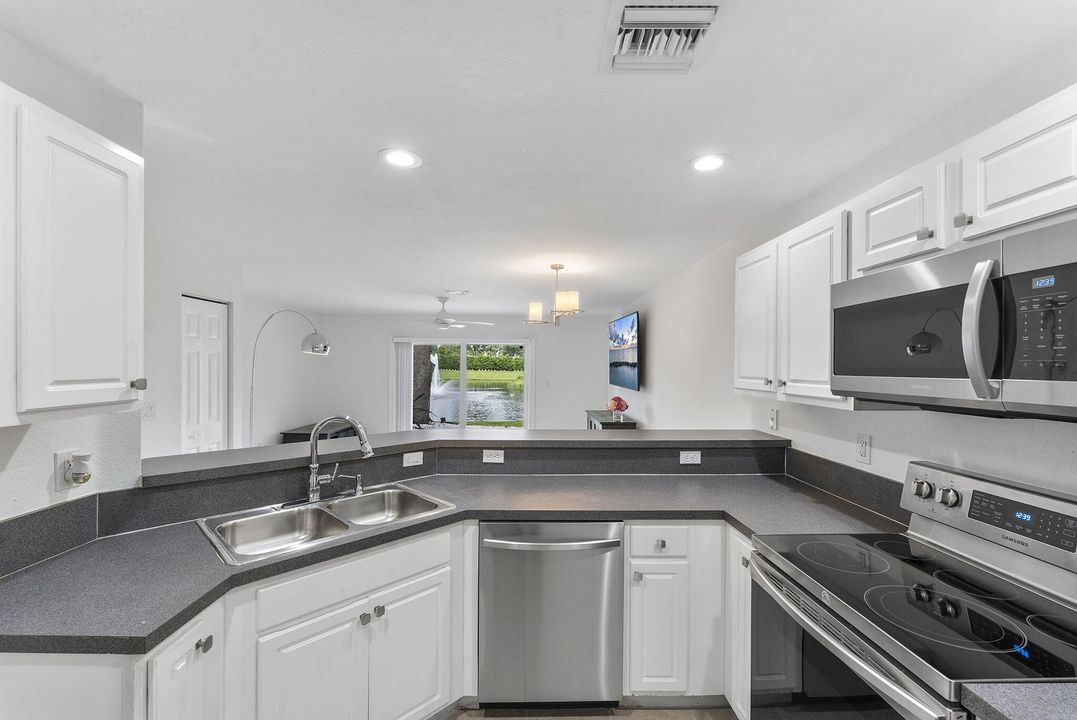 For Rent: $2,900 (2 beds, 2 baths, 1283 Square Feet)