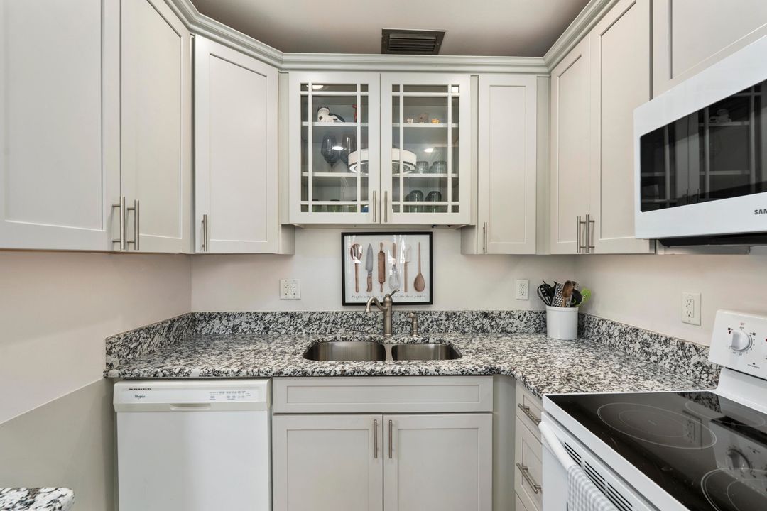 For Sale: $128,900 (1 beds, 1 baths, 814 Square Feet)