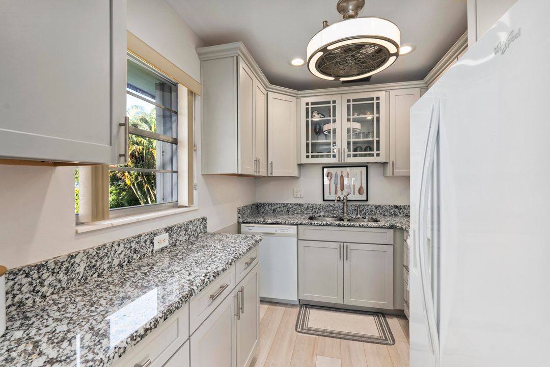 For Sale: $128,900 (1 beds, 1 baths, 814 Square Feet)