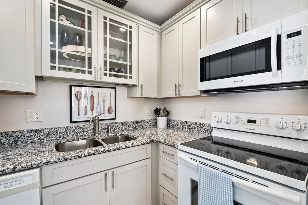 For Sale: $128,900 (1 beds, 1 baths, 814 Square Feet)